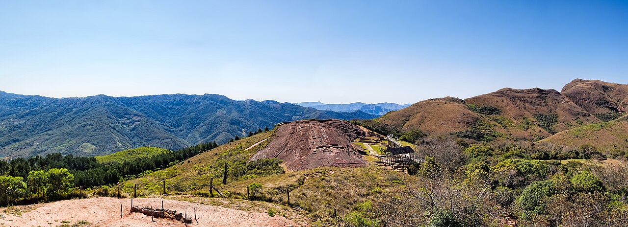 Roca tallada de El Fuerte de Samaipata y paisaje de los valles alrededor.