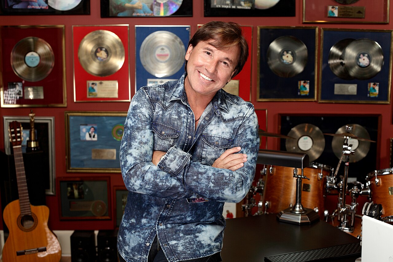Ricardo Montaner looking toward the camera in a 2010 photograph taken in Miami.