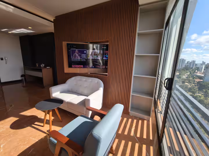 Classic Executive Studio — 4